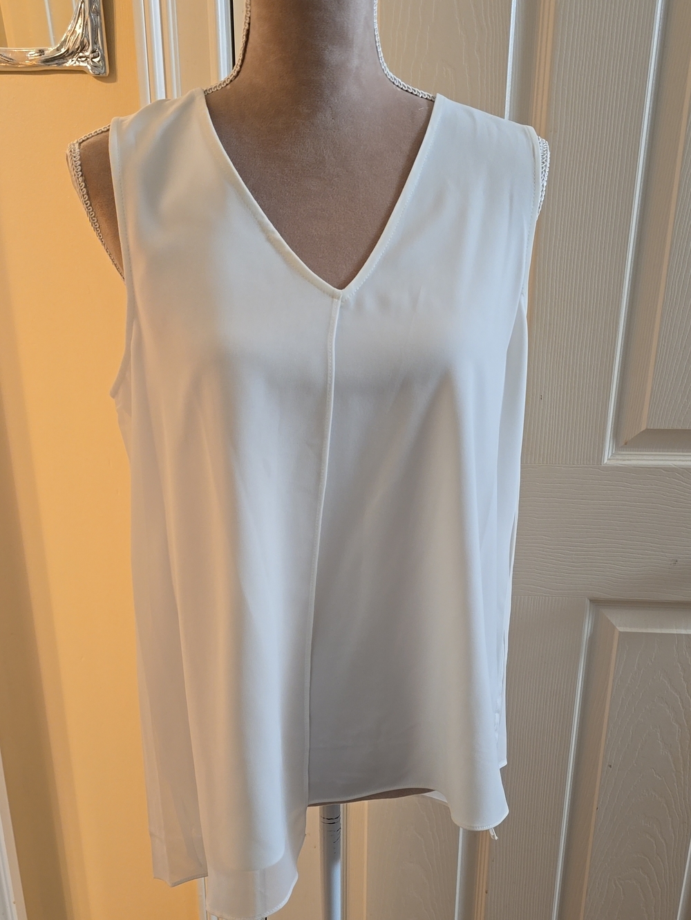 NWT DKNY Size Large White V-Neck Sleeveless Top.
